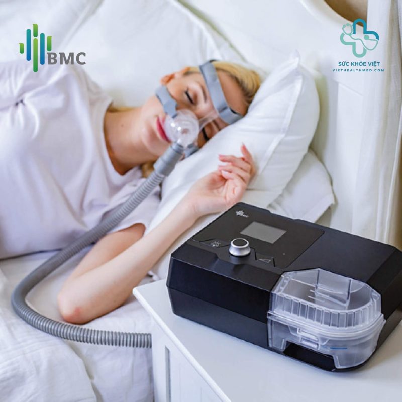 Người bệnh sử dụng máy CPAP khi ngủ để điều trị ngưng thở khi ngủ
