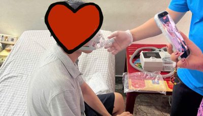 Bệnh nhân được hướng dẫn đeo mặt nạ máy thở CPAP để điều trị khó thở về đêm và hội chứng ngưng thở khi ngủ.