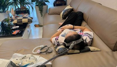 Người dùng máy trợ thở tại nhà giúp cải thiện ngưng thở khi ngủ và hỗ trợ hô hấp hiệu quả