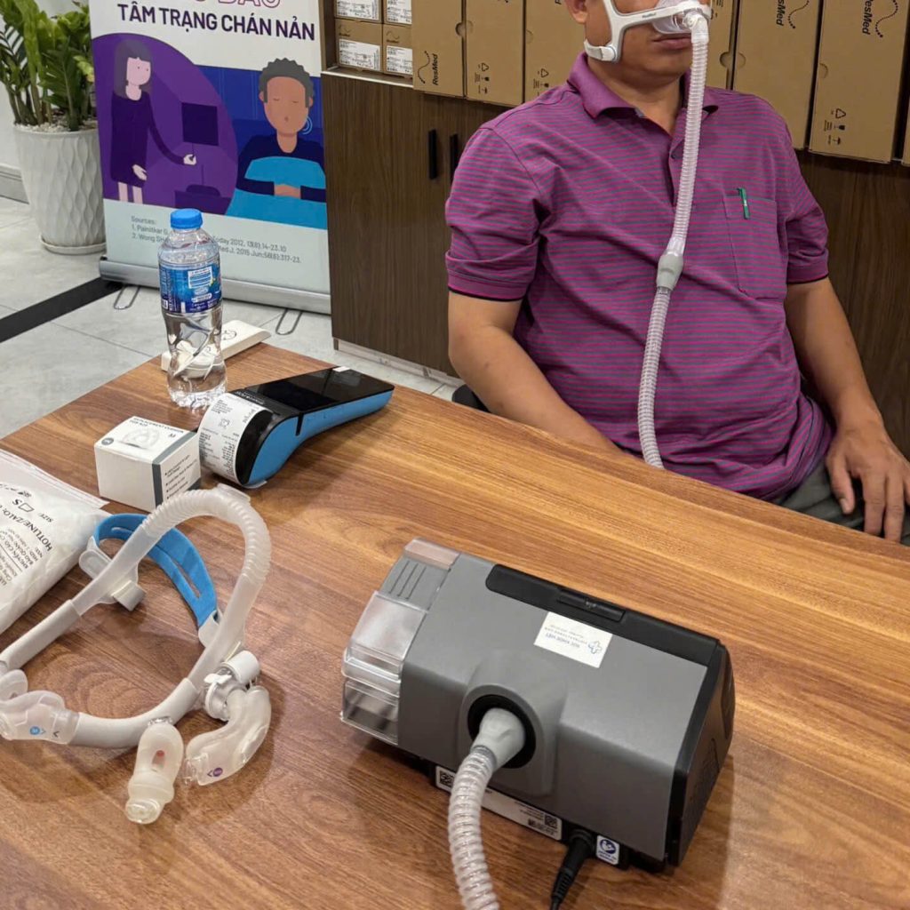 Chuyên viên hướng dẫn sử dụng máy trợ thở điều trị ngưng thở khi ngủ và COPD