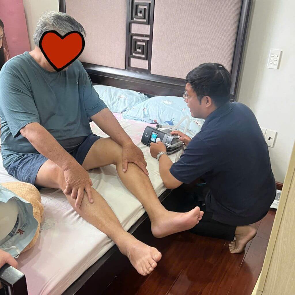 Khách hàng kiểm tra thiết bị khi sử dụng dịch vụ thuê máy thở không xâm lấn điều trị ngưng thở khi ngủ
