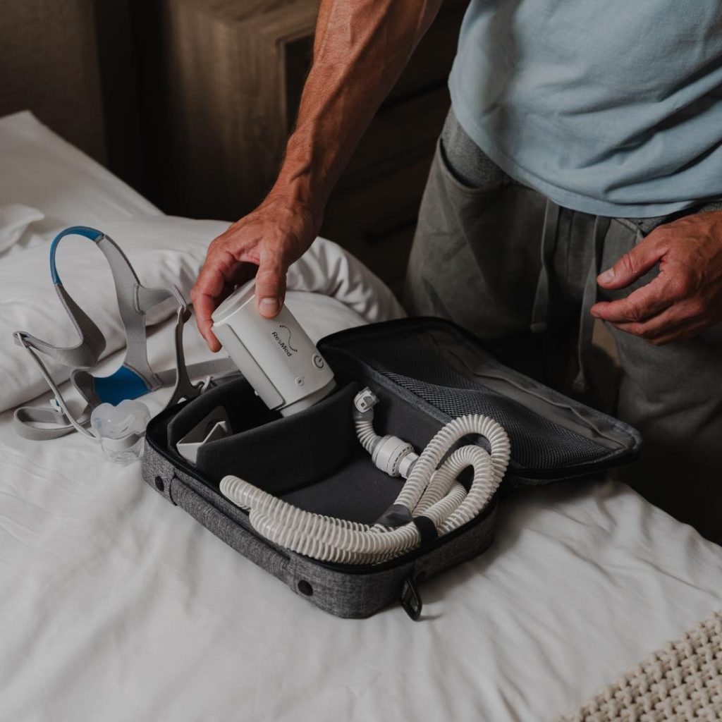 Chuẩn bị máy CPAP trong túi chuyên dụng trước chuyến đi