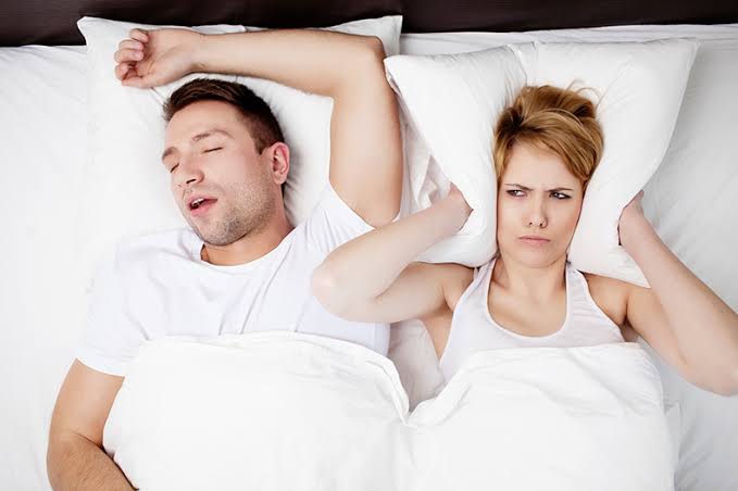 Ngưng thở khi ngủ (OSA) liên quan trực tiếp đến các biến chứng nguy hiểm như tăng huyết áp, đột quỵ và đái tháo đường.