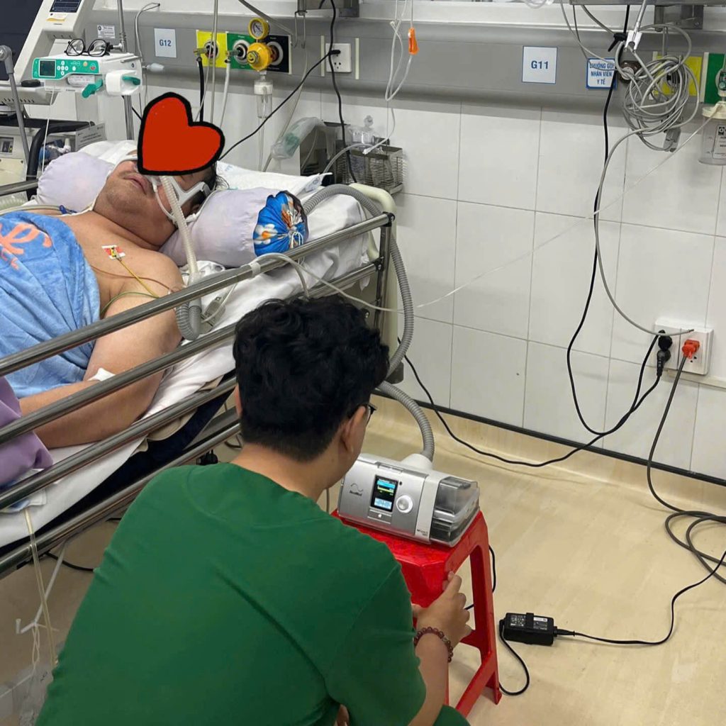 Khi bệnh thần kinh cơ ảnh hưởng đến cơ hoành và các cơ tham gia hô hấp, người bệnh có thể giảm khả năng hít sâu, thông khí và ho tống đờm. Đánh giá chức năng hô hấp giúp xác định khi nào cần cân nhắc hỗ trợ thông khí không xâm nhập.