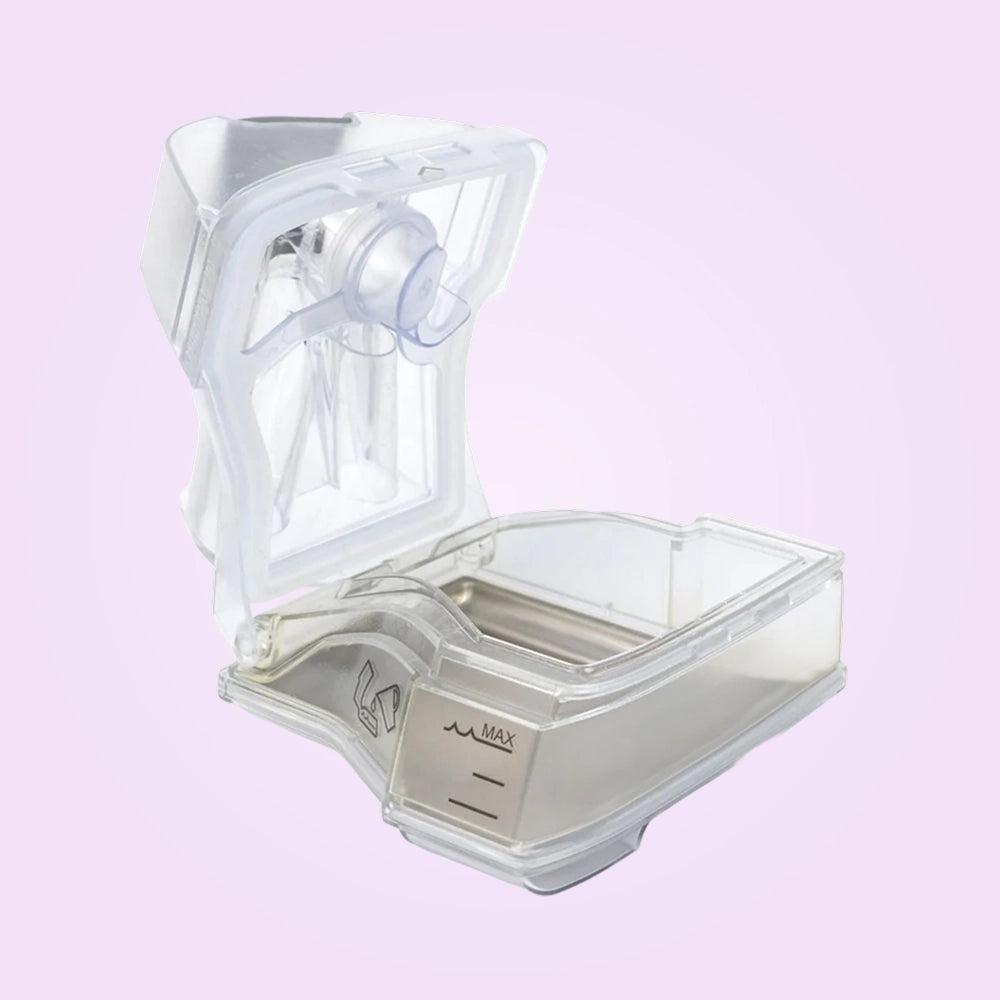 Mỗi bộ phận của máy CPAP có yêu cầu chăm sóc riêng. Mặt nạ cần được làm sạch ở các vị trí tiếp xúc với da, ống thở cần được vệ sinh theo hướng dẫn của hãng, còn bình làm ẩm và bộ lọc cần được kiểm tra định kỳ để phát hiện cặn bẩn hoặc dấu hiệu hư hỏng.