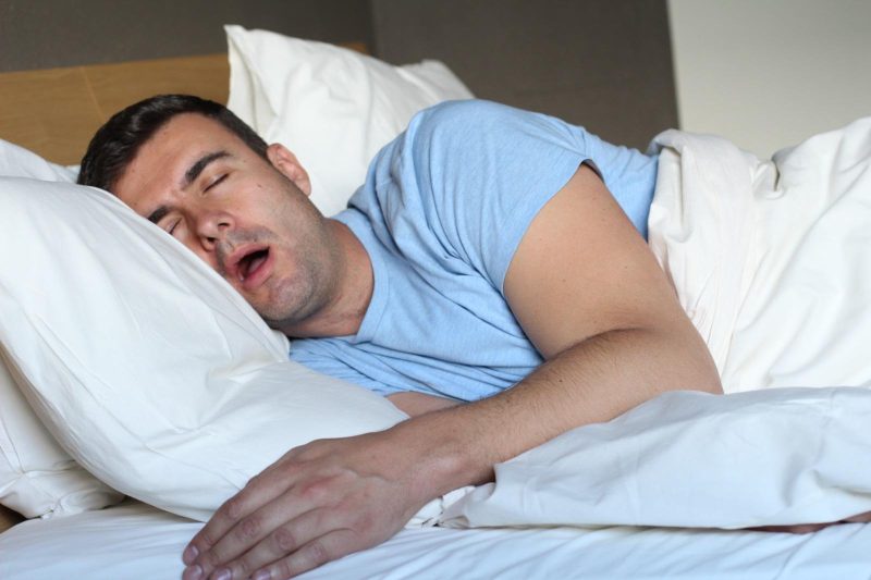 Thở bằng miệng trong lúc ngủ có thể làm tăng tình trạng khô niêm mạc miệng, đặc biệt khi nghẹt mũi khiến việc hô hấp bằng mũi trở nên khó khăn.