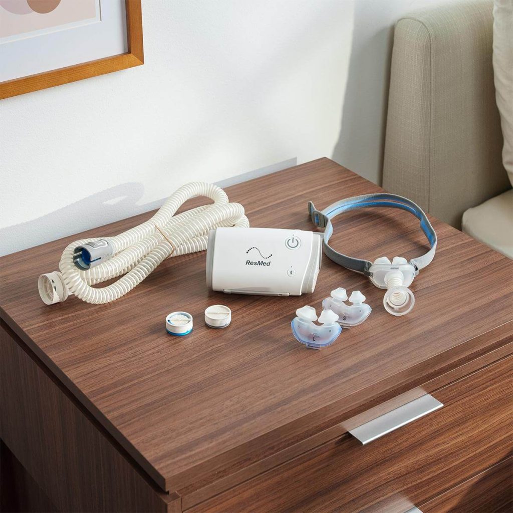 Máy CPAP du lịch có thiết kế gọn nhẹ, thuận tiện khi di chuyển; tuy nhiên, việc lựa chọn thiết bị cần dựa trên liệu pháp đang sử dụng và khả năng tương thích với mặt nạ, phụ kiện.