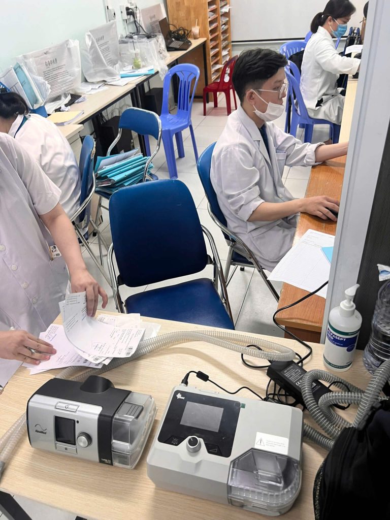 Máy thở BiPAP có thể hỗ trợ thông khí cho người bệnh thần kinh cơ khi sức mạnh cơ hô hấp suy giảm. Việc lựa chọn thiết bị cần dựa trên chức năng hô hấp và mục tiêu điều trị đã được đánh giá.
