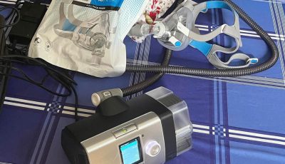 Máy trợ thở hỗ trợ thông khí cho người bệnh có vấn đề về hô hấp, trong đó một số trường hợp mắc bệnh phổi tắc nghẽn mạn tính có thể cần được đánh giá nhu cầu thông khí không xâm lấn. Việc lựa chọn thiết bị phụ thuộc vào tình trạng hô hấp và chỉ định của bác sĩ.