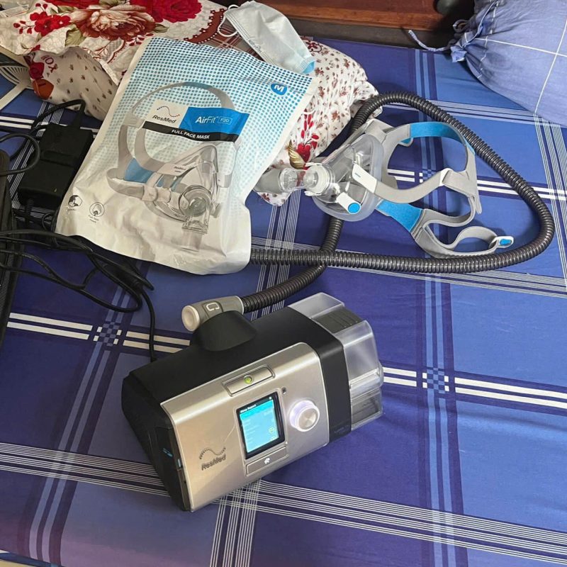 Máy trợ thở hỗ trợ thông khí cho người bệnh có vấn đề về hô hấp, trong đó một số trường hợp mắc bệnh phổi tắc nghẽn mạn tính có thể cần được đánh giá nhu cầu thông khí không xâm lấn. Việc lựa chọn thiết bị phụ thuộc vào tình trạng hô hấp và chỉ định của bác sĩ.