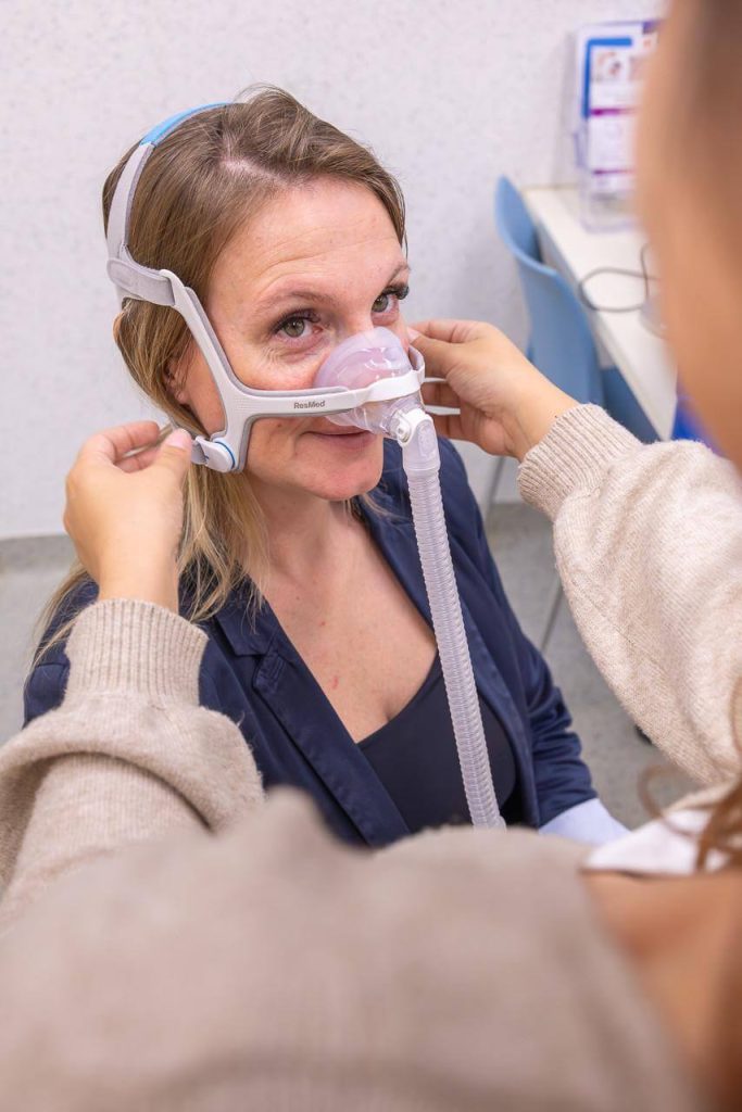 Theo dõi điều trị CPAP giúp đánh giá mức sử dụng, hiệu quả kiểm soát hô hấp và phát hiện sớm những vấn đề có thể ảnh hưởng đến kết quả điều trị lâu dài.