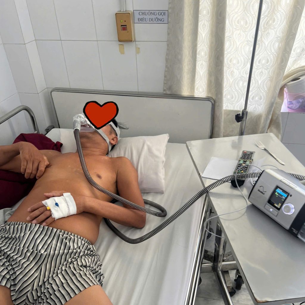 Thông khí không xâm lấn có thể được cân nhắc ở người bệnh phổi tắc nghẽn mạn tính khi xuất hiện tình trạng suy hô hấp hoặc giảm thông khí phù hợp với chỉ định. Bác sĩ cần đánh giá tình trạng hô hấp để xác định phương pháp hỗ trợ phù hợp, thay vì mặc định mọi người bệnh COPD đều cần máy BiPAP.
