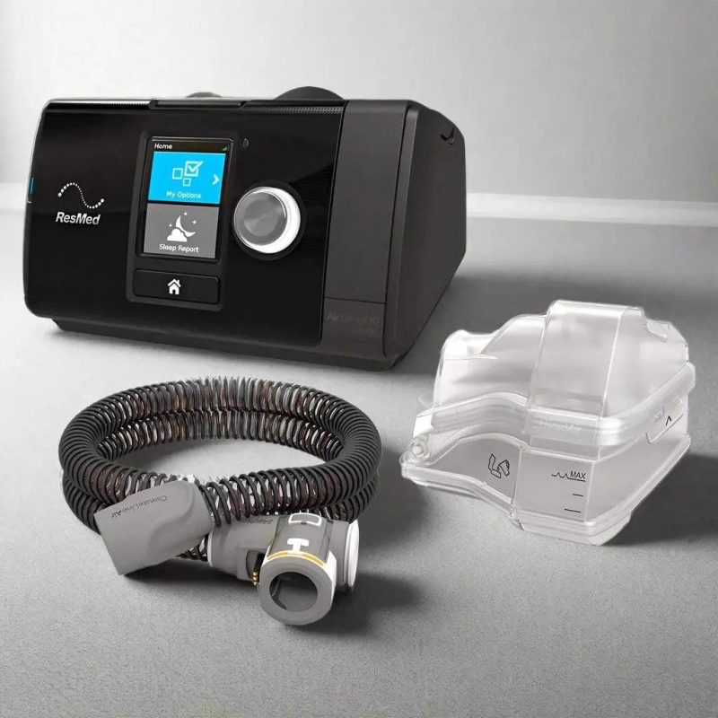 Vệ sinh máy thở CPAP tại nhà cần chú ý đến mặt nạ, ống dẫn khí, bình làm ẩm và bộ lọc theo hướng dẫn của nhà sản xuất. Chăm sóc thiết bị đúng cách giúp hạn chế bụi bẩn tích tụ và duy trì điều kiện sử dụng vệ sinh.