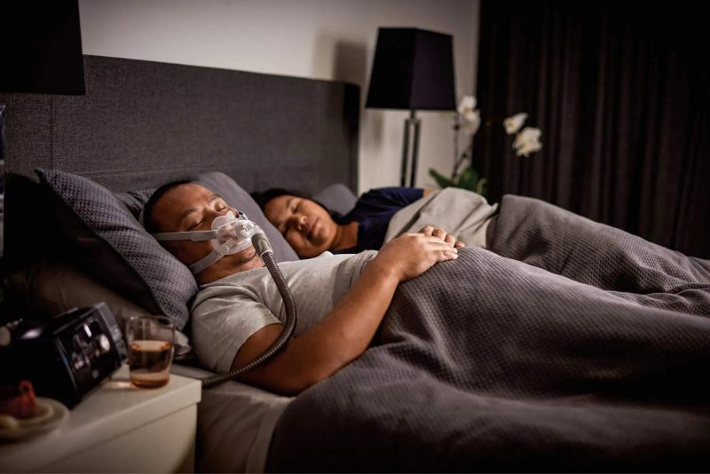 Điều trị bằng máy CPAP cần được duy trì và theo dõi lâu dài để đánh giá khả năng kiểm soát ngưng thở khi ngủ và đáp ứng của người bệnh.